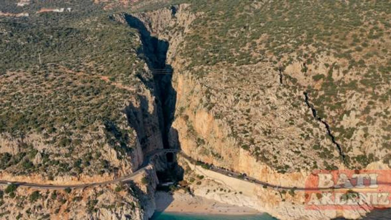 Kaputaş Plajı'nda kış mevsiminin sessizliğindeki gün batımı dron ile görüntülendi
