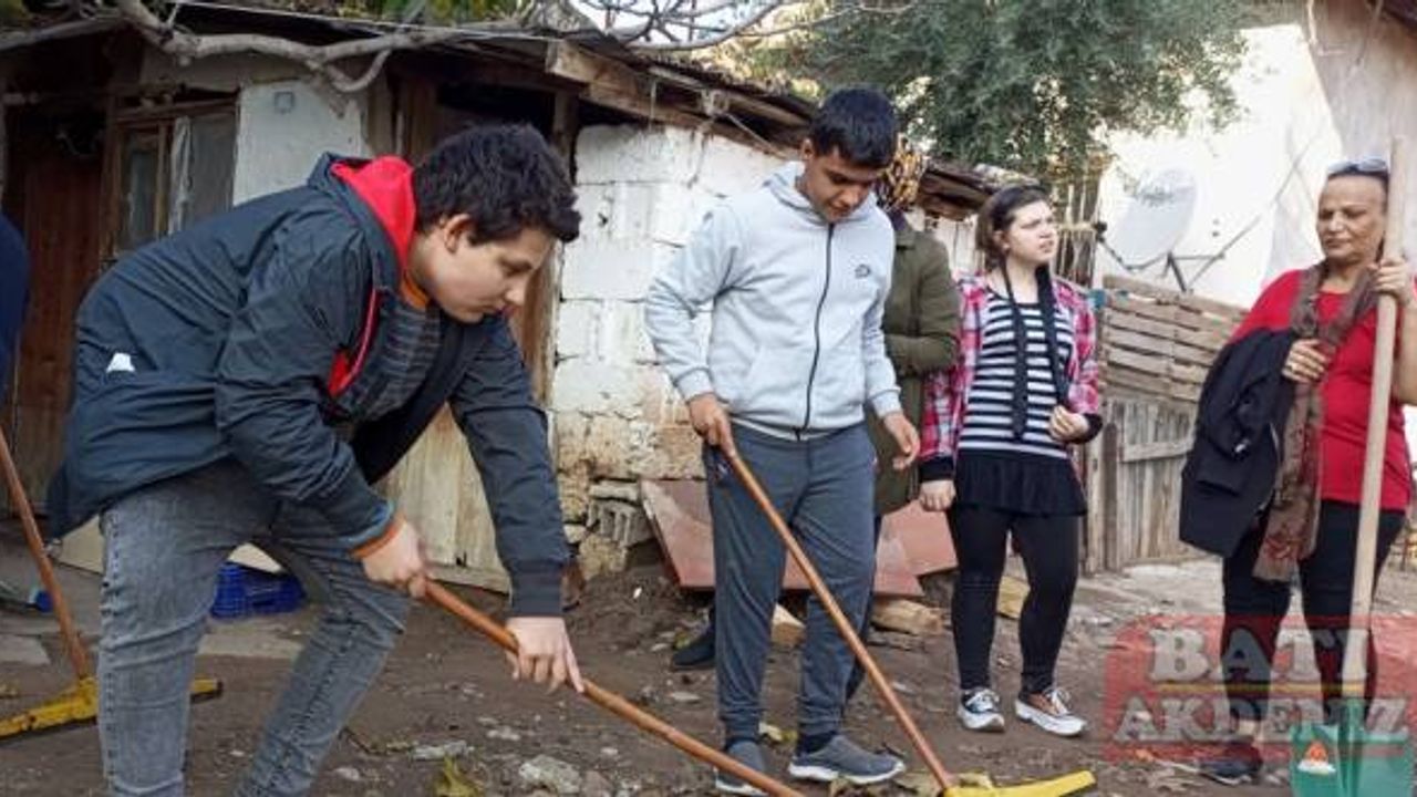 Kumluca'da selden etkilenen afetzedelere yardımlar sürüyor
