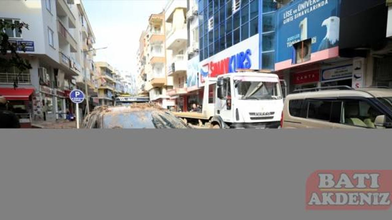 Kumluca'daki sel felaketinde otoparkta kalan araçları çıkarma çalışmaları sürdü