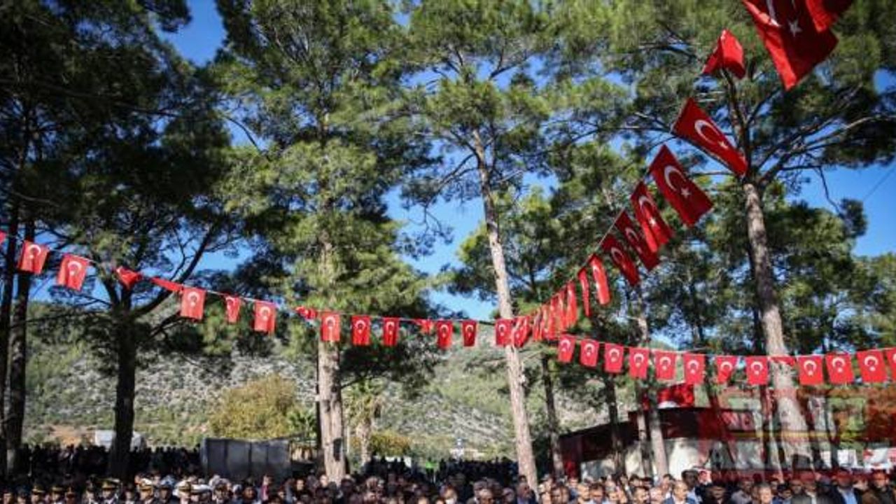 Malatya'da trafik kazasında şehit olan komiser yardımcısı memleketi Mersin'de toprağa verildi