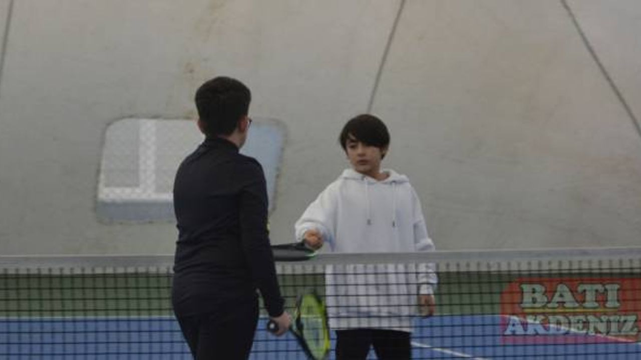 Manisa'da 12 Yaş Hafta Sonu Tenis Turnuvası başladı
