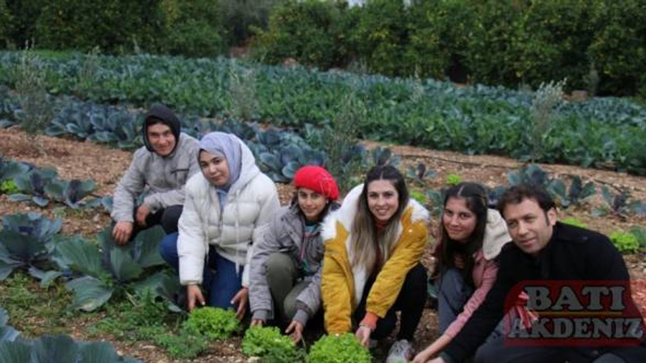 Mersin'de özel öğrenciler dikimini yaptıkları sebzeleri hasat etti