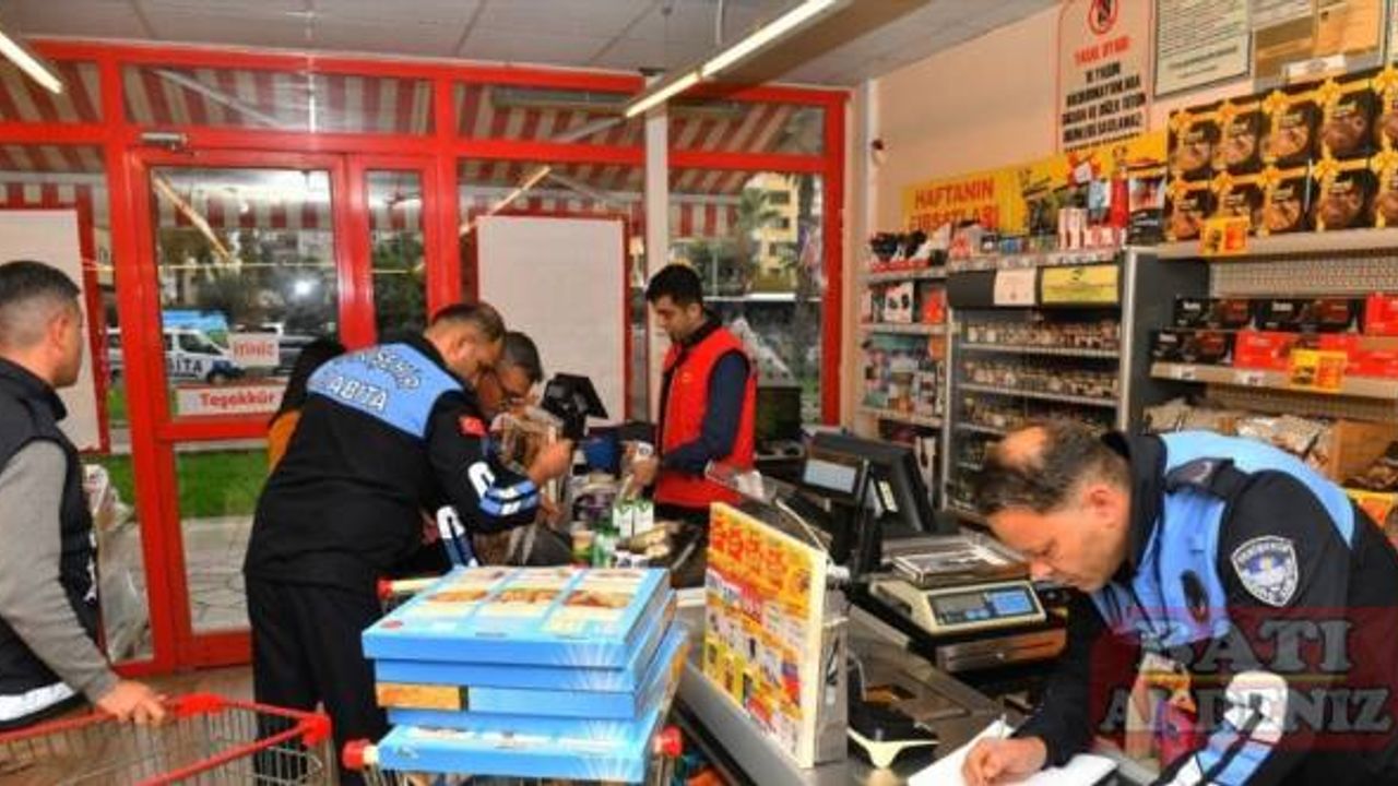 Mersin'de zincir markette tarihi geçmiş 70 gıda ürünü tespit edildi