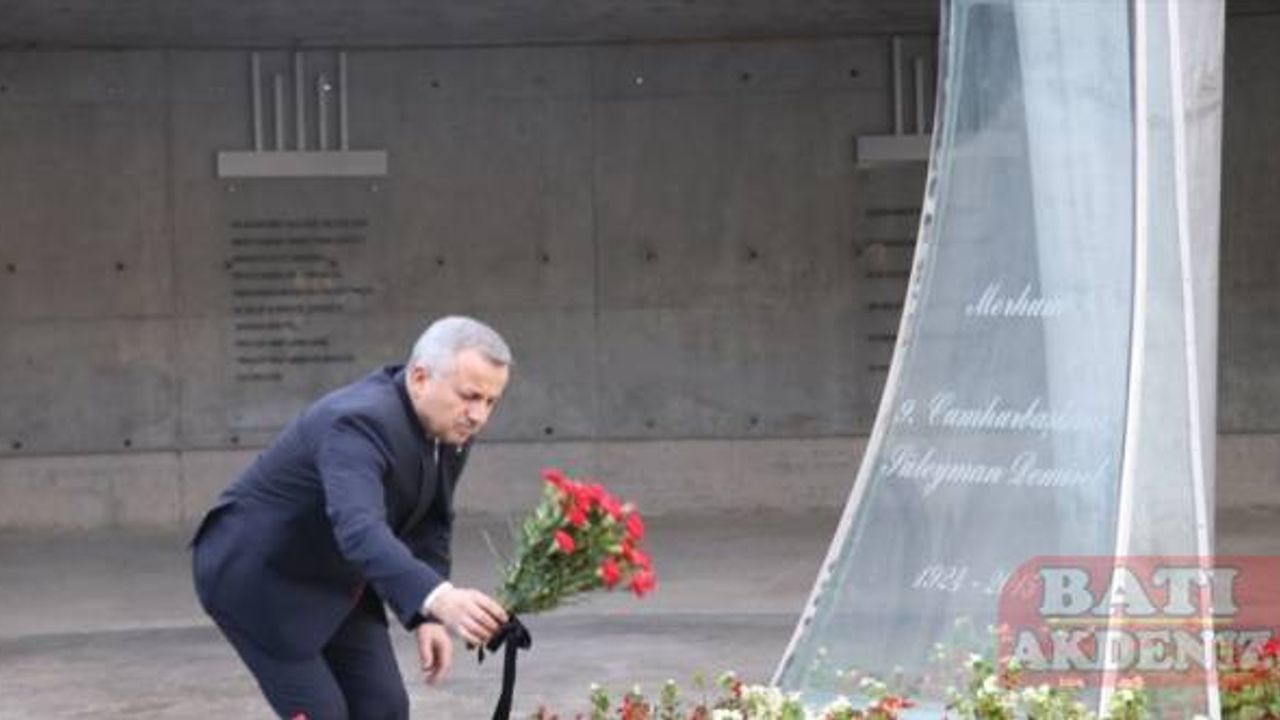 Moldova'nın Ankara Büyükelçisi Croitor, 9. Cumhurbaşkanı Demirel'in kabrini ziyaret etti