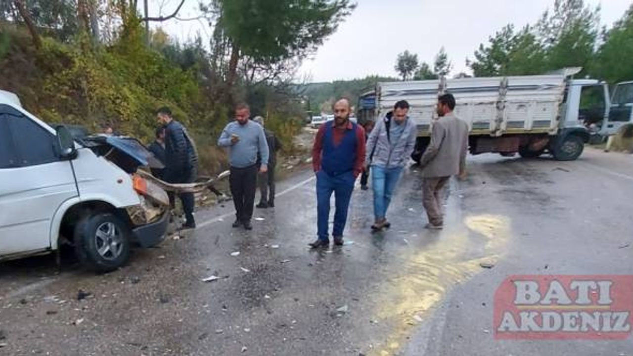 Osmaniye'de kamyon ile minibüsün çarpışması sonucu 3 kişi yaralandı