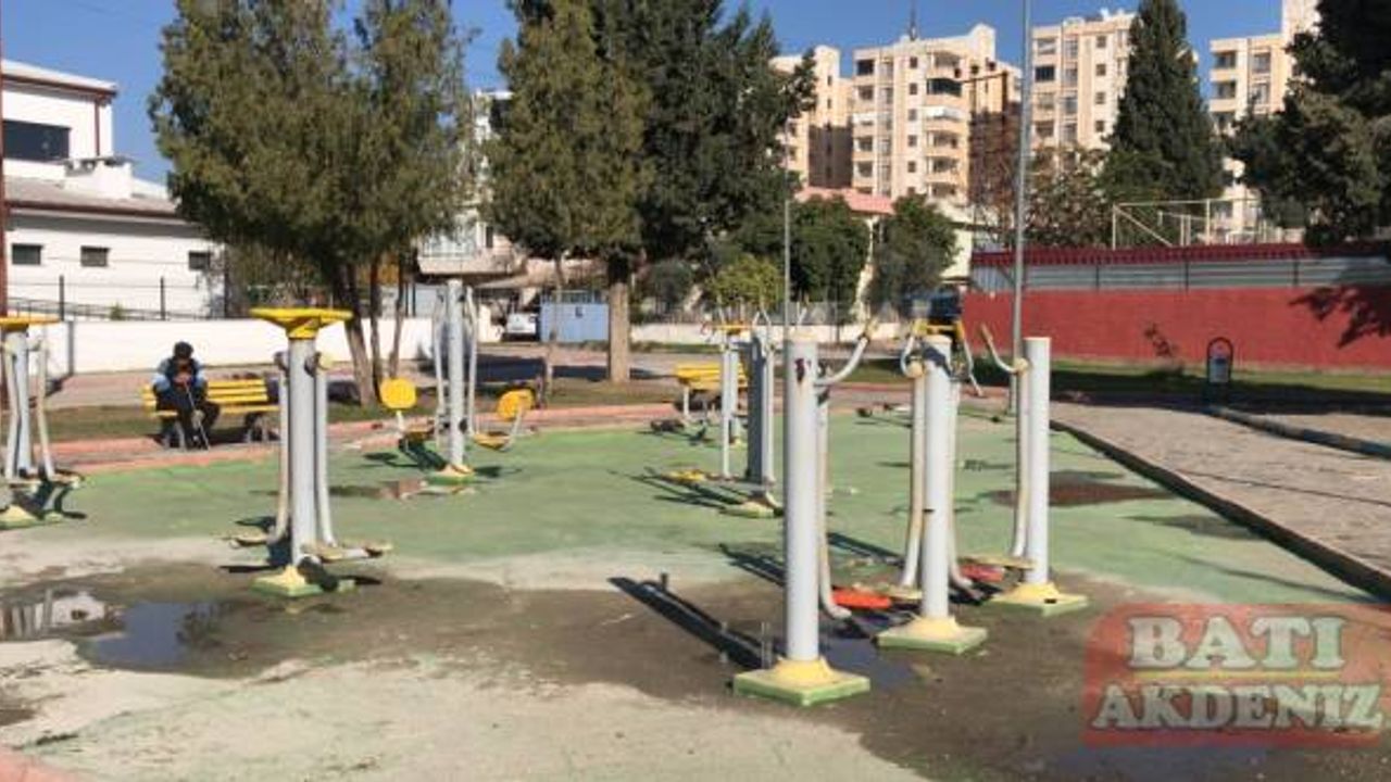 Adana'da parkta çıkan kavgada bıçaklanan 2 kişiden biri hayatını kaybetti