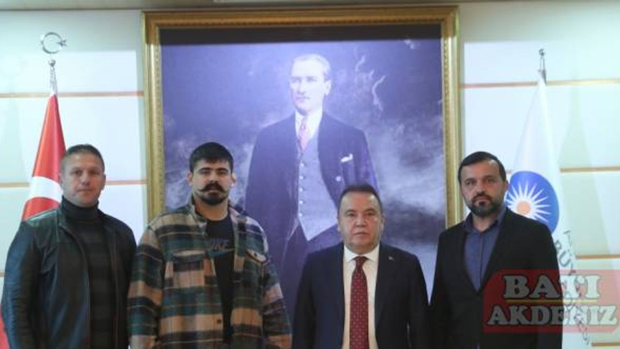 Antalya Büyükşehir Belediye Başkanı Böcek'ten başpehlivan Şimşek'e destek:
