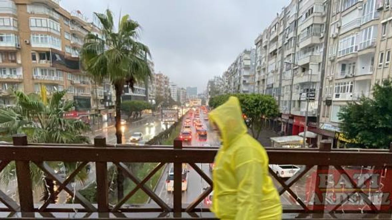 Antalya'da kuvvetli yağış ve fırtına etkili oluyor