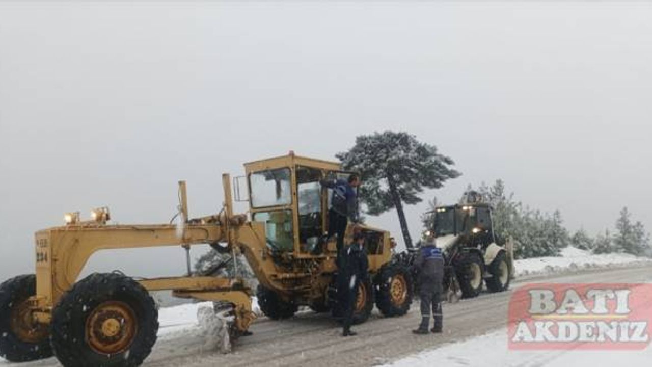 Antalya'nın bazı ilçelerinde karla mücadele çalışması yapılıyor