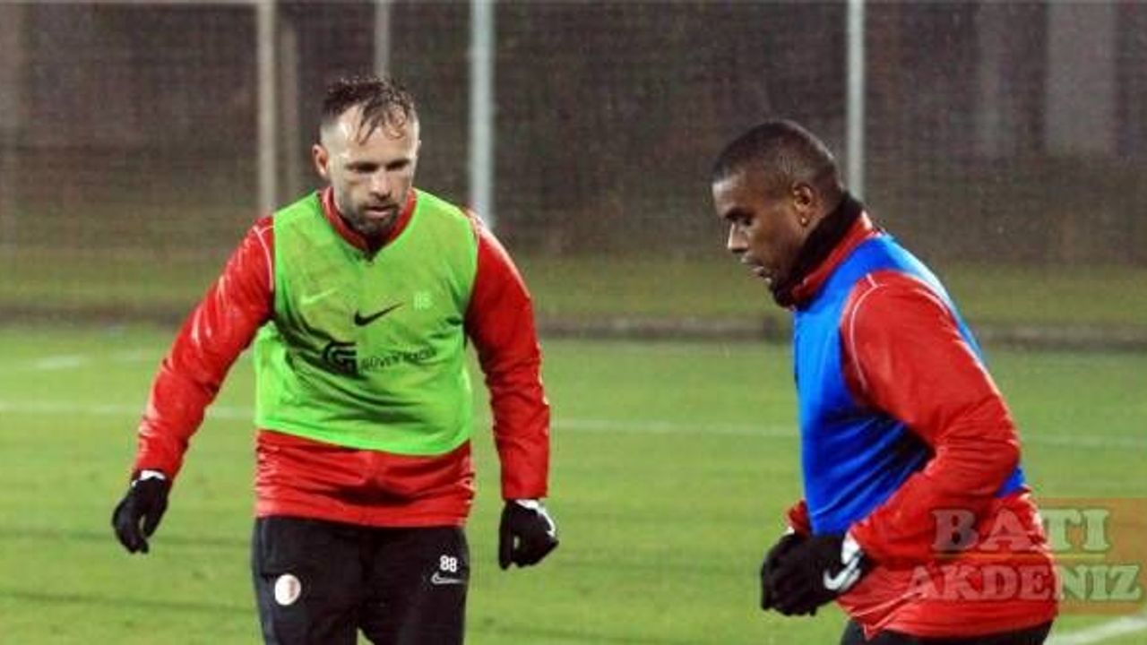 Antalyaspor'un sağanak altındaki idmanını Sol Campbell de takip etti