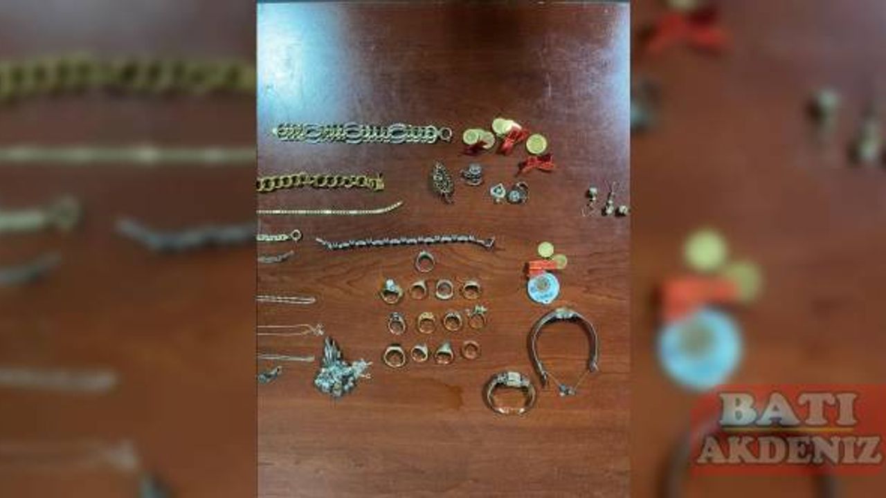 Balıkesir'de telefonla aradıkları yaşlı kadının 2 milyon liralık altınını dolandıran 3 kişi tutuklandı