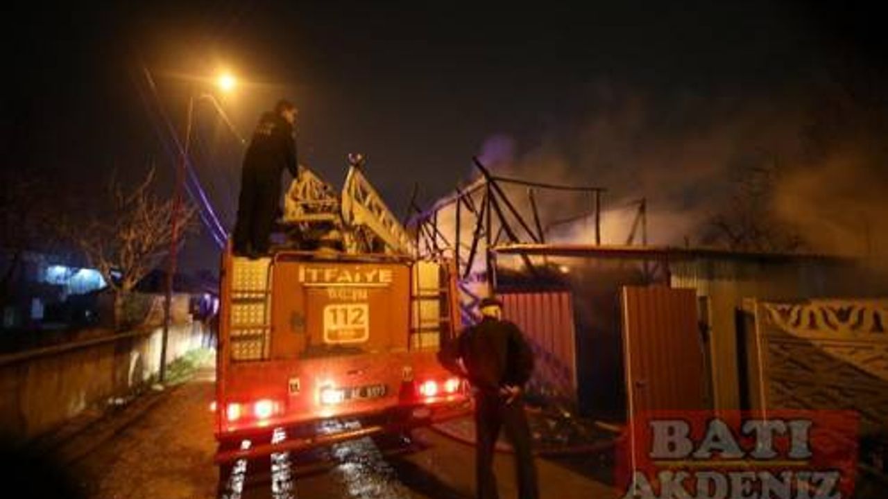 Depo olarak kullanılan binada çıkan yangın hasara neden oldu
