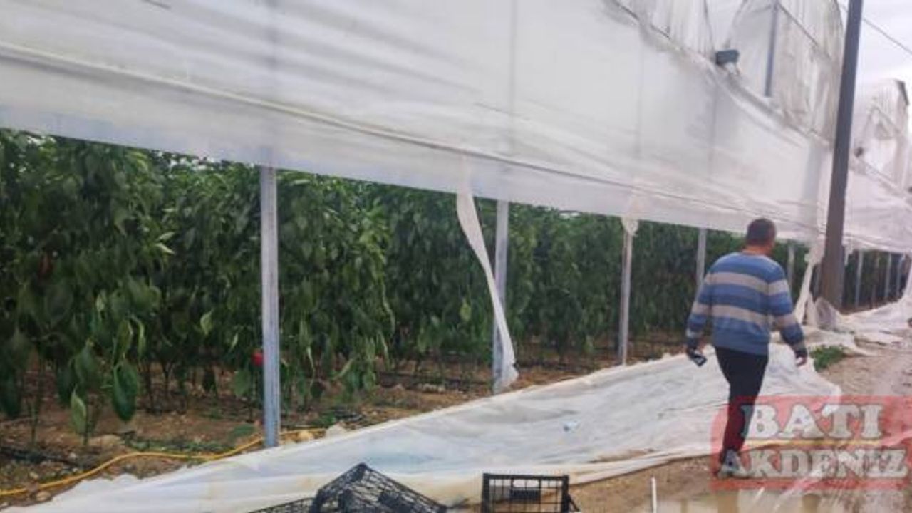 Antalya'da kuvvetli yağış ve fırtına etkili oluyor