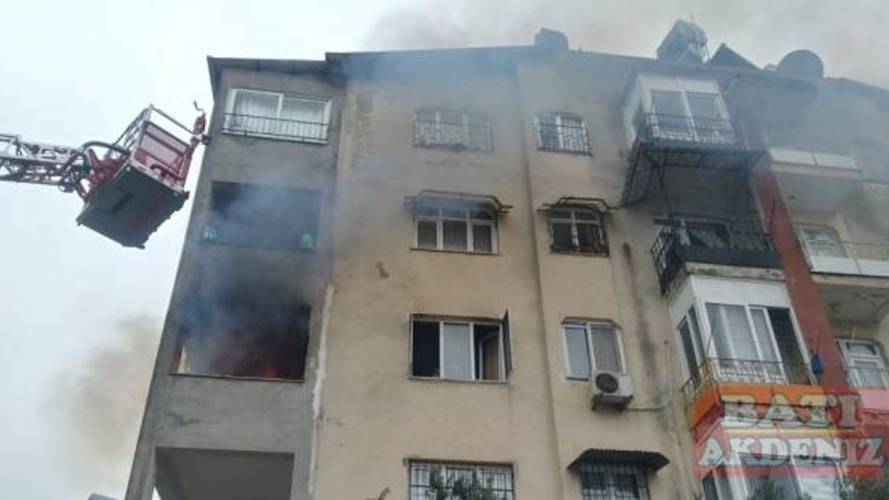 Hatay'da yangın çıkan apartman dairesinde hasar oluştu