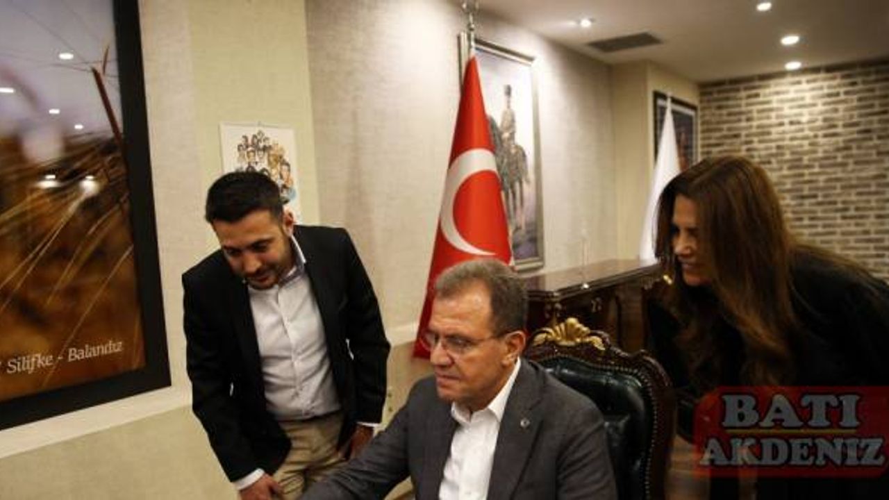 Mersin Büyükşehir Belediye Başkanı Seçer, AA'nın "Yılın Fotoğrafları"nı oyladı