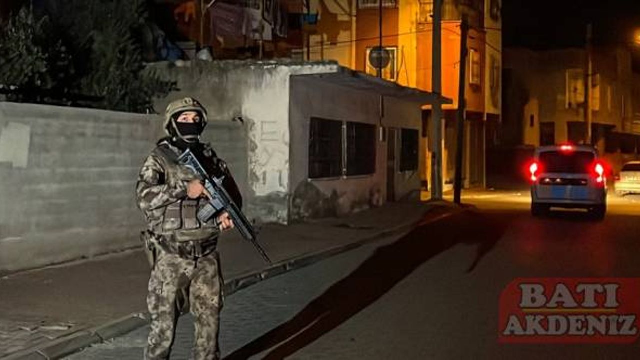 Mersin'de çeşitli suçlara karıştığı iddiasıyla 25 zanlıya yönelik şafak operasyonu