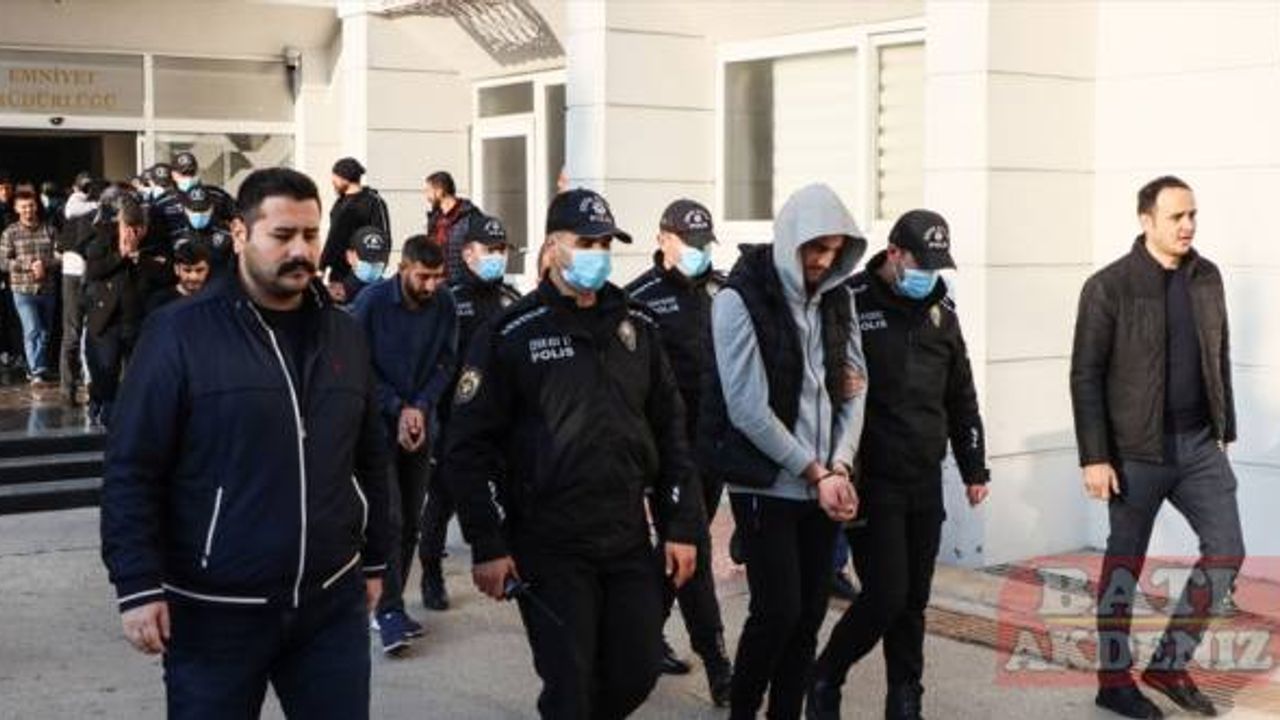 Mersin'de çeşitli suçlara karıştıkları iddiasıyla yakalanan 32 zanlı adliyede