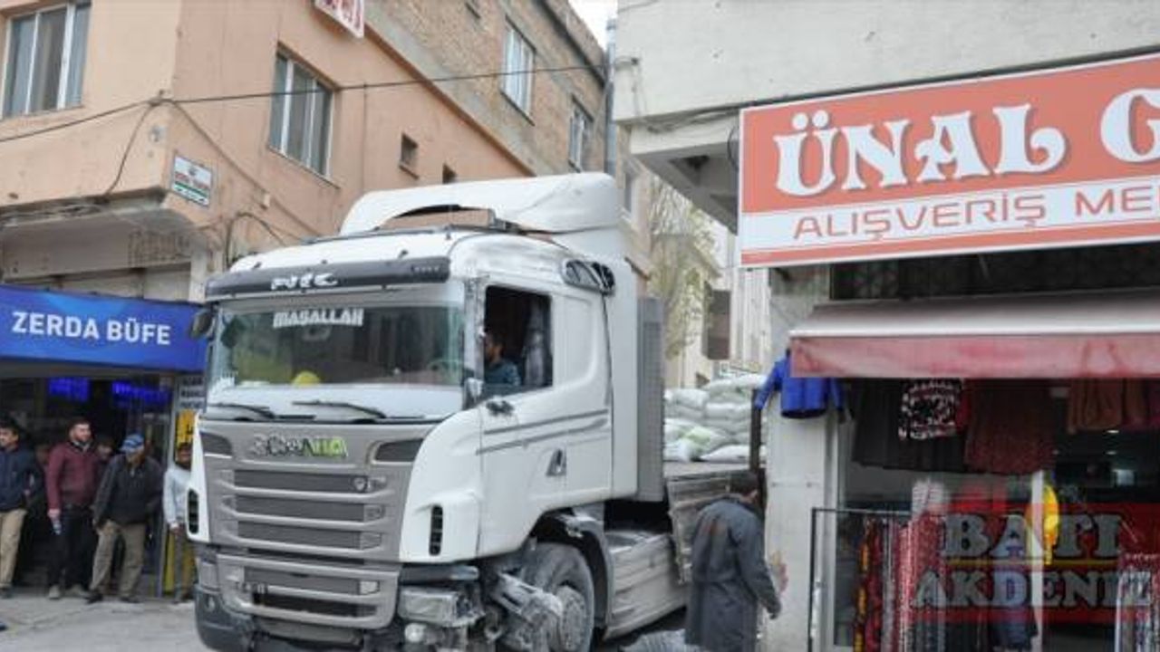 Mersin'de freni arızalanan tır 3 araca ve mağaza duvarına çarptı