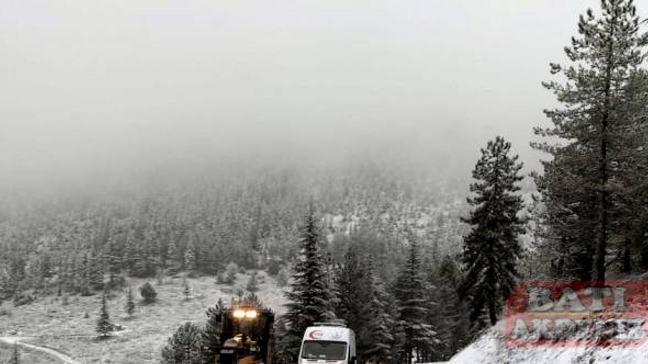 Mersin'de kar nedeniyle biri ambulans 7 araçta mahsur kalanlar kurtarıldı