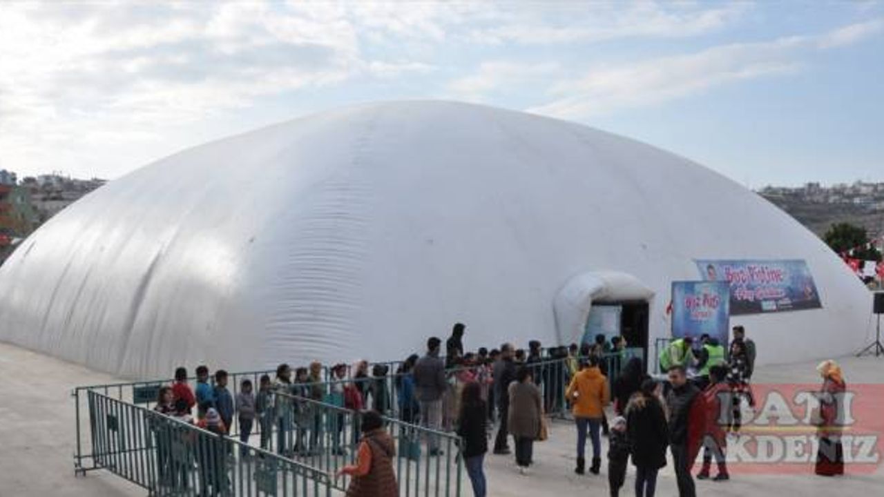 Mersin'de yapımı tamamlanan buz pisti kapılarını çocuklara açtı
