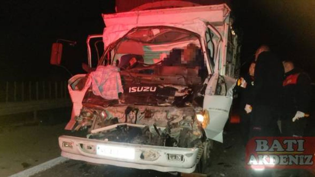 Osmaniye'de kamyona arkadan çarpan kamyonetteki 2 kişi öldü