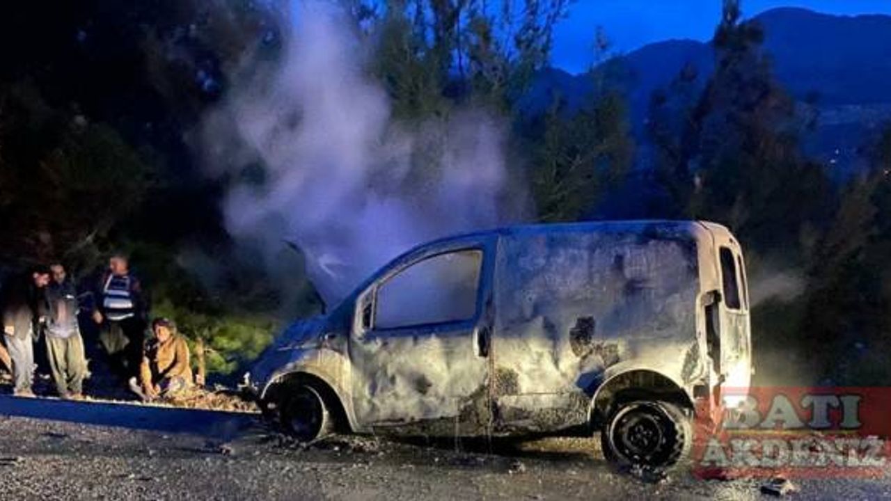 Osmaniye'de seyir halindeki hafif ticari araç yandı