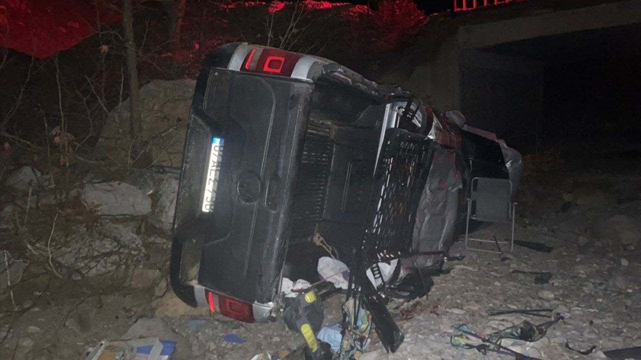 Alanya'da dereye yuvarlanan kamyonetteki 5 kişi yaralandı