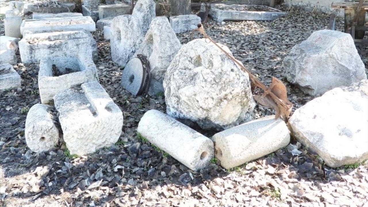 Burdur'da bir evin bahçesinde tarihi eser kalıntıları bulundu