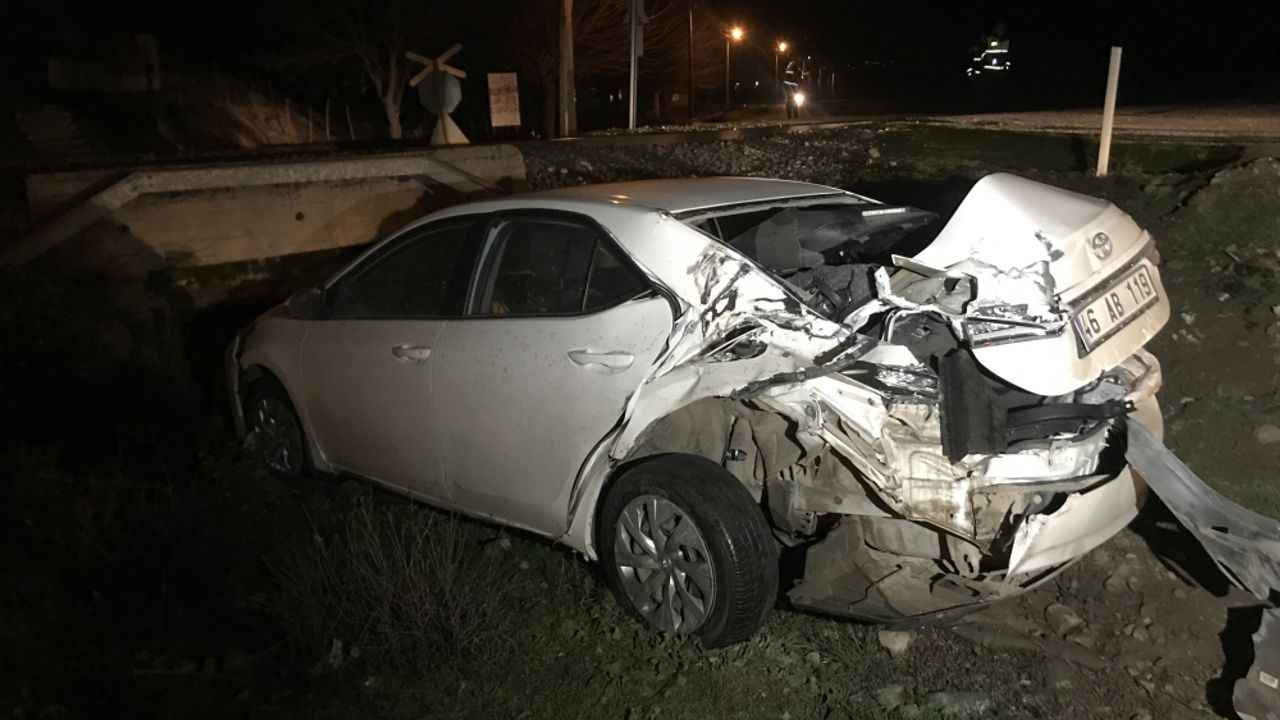 Kahramanmaraş'ta hemzemin geçitte trenin çarptığı otomobildeki 2 kişi yaralandı