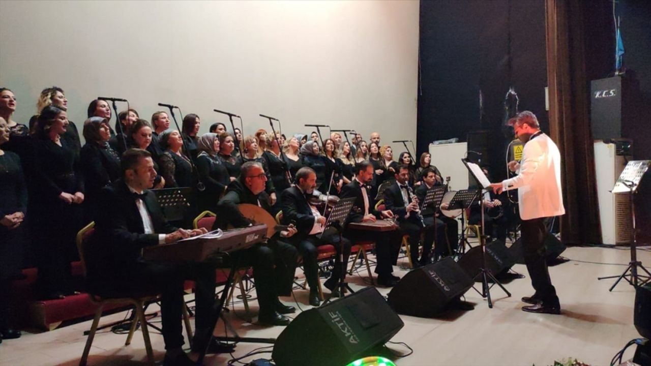 Kozan'da Türk sanat müziği korosu konser verdi