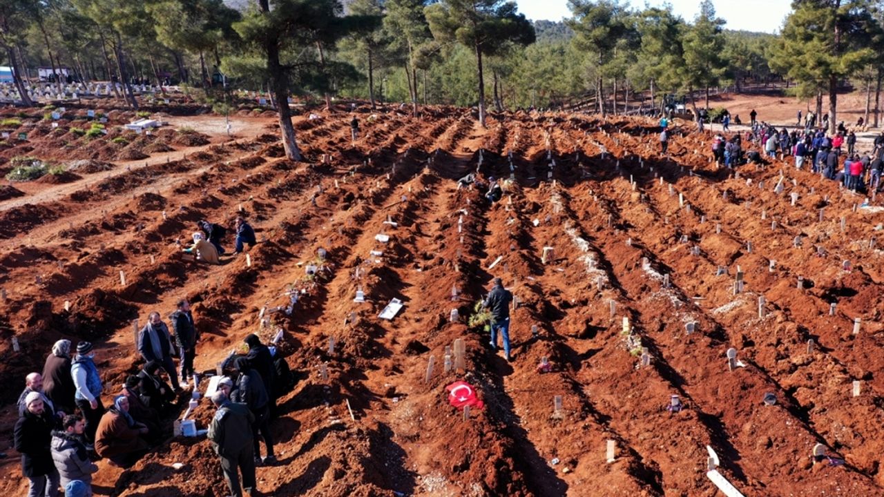Kahramanmaraş'ta depremde hayatını kaybedenler için yeni mezar alanları  açılıyor - BATI AKDENiZ TV