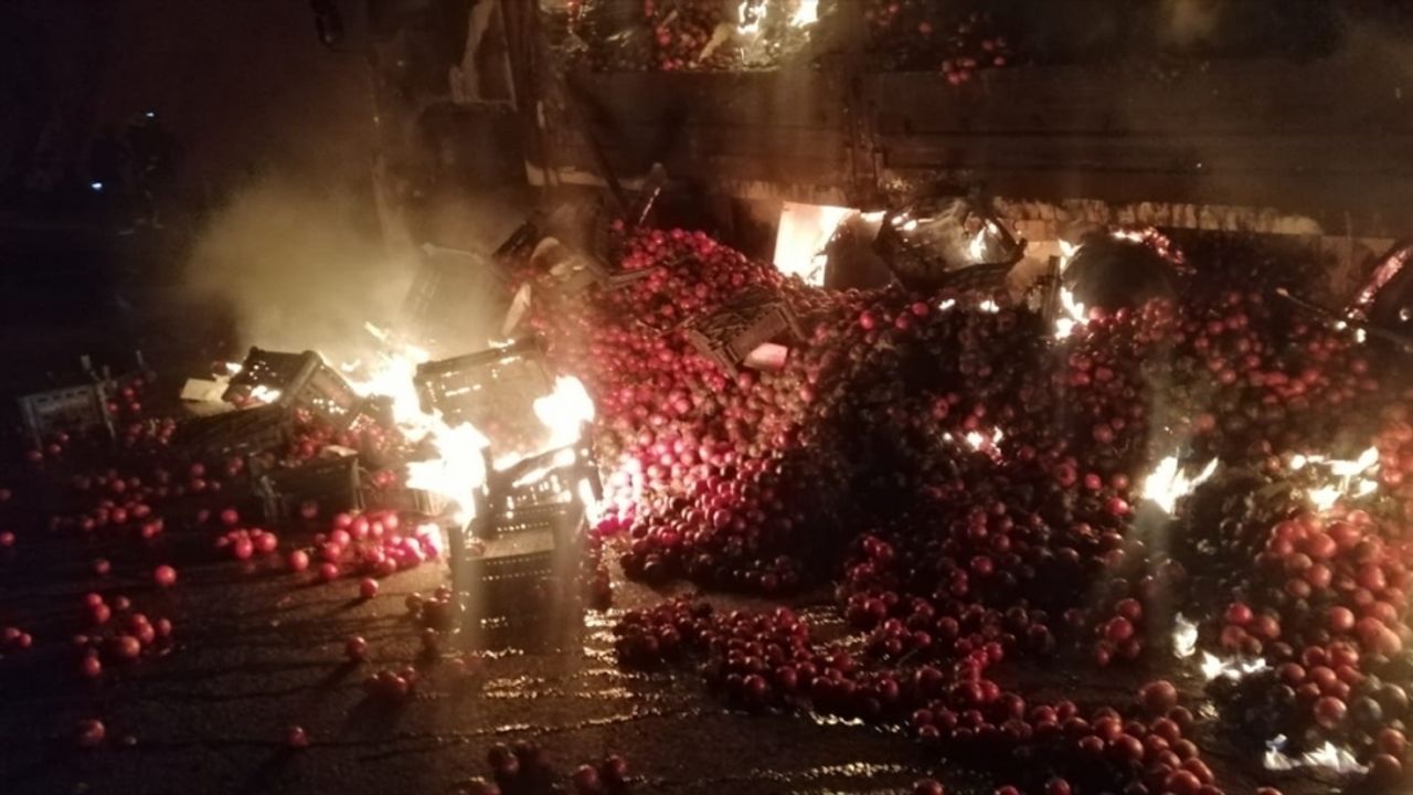 Mersin'de domates yüklü kamyonda yangın çıktı