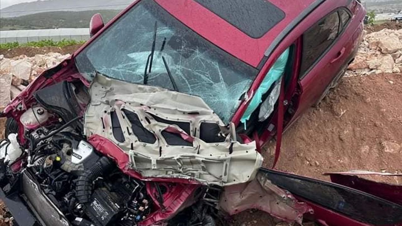 Antalya'da tırla otomobilin çarpıştığı kazada 2 kişi yaralandı