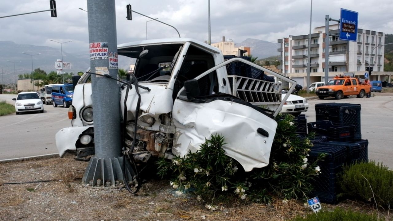 Mersin'de kamyonetle otomobilin çarpıştığı kazada 3 kişi yaralandı