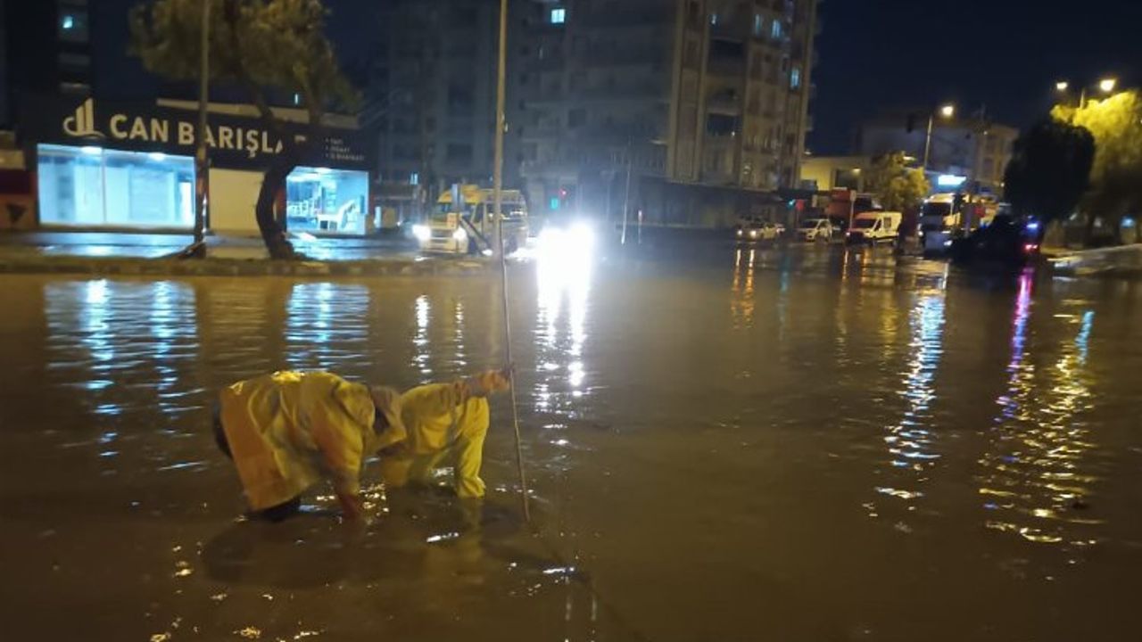 Kuvvetli yağış Mersin'i de vurdu