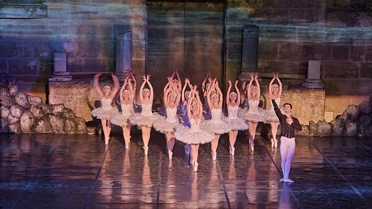 30. Uluslararası Aspendos Opera ve Bale Festivali'nde "Kuğu Gölü" balesi ikinci kez sahnelendi
