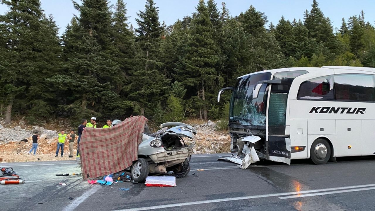 Antalya'da yolcu otobüsüyle otomobil çarpıştı, 1 kişi öldü