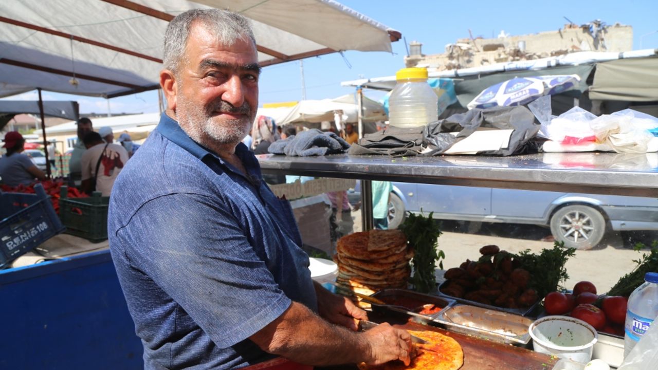 Depremde işletmesi yıkılan Hasan usta, öcce dürümü müşterilerine tezgahta sunuyor