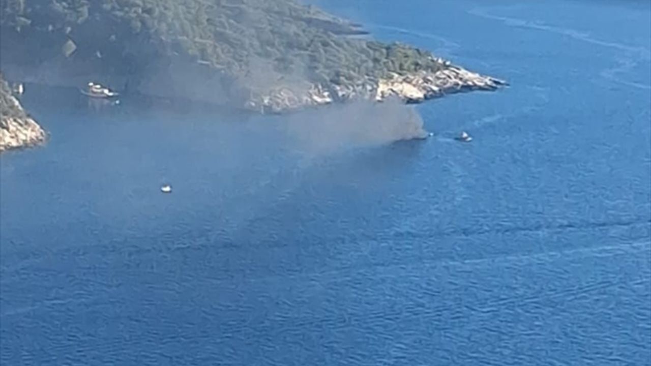 Fethiye'de bir koyda teknede çıkan yangına müdahale ediliyor