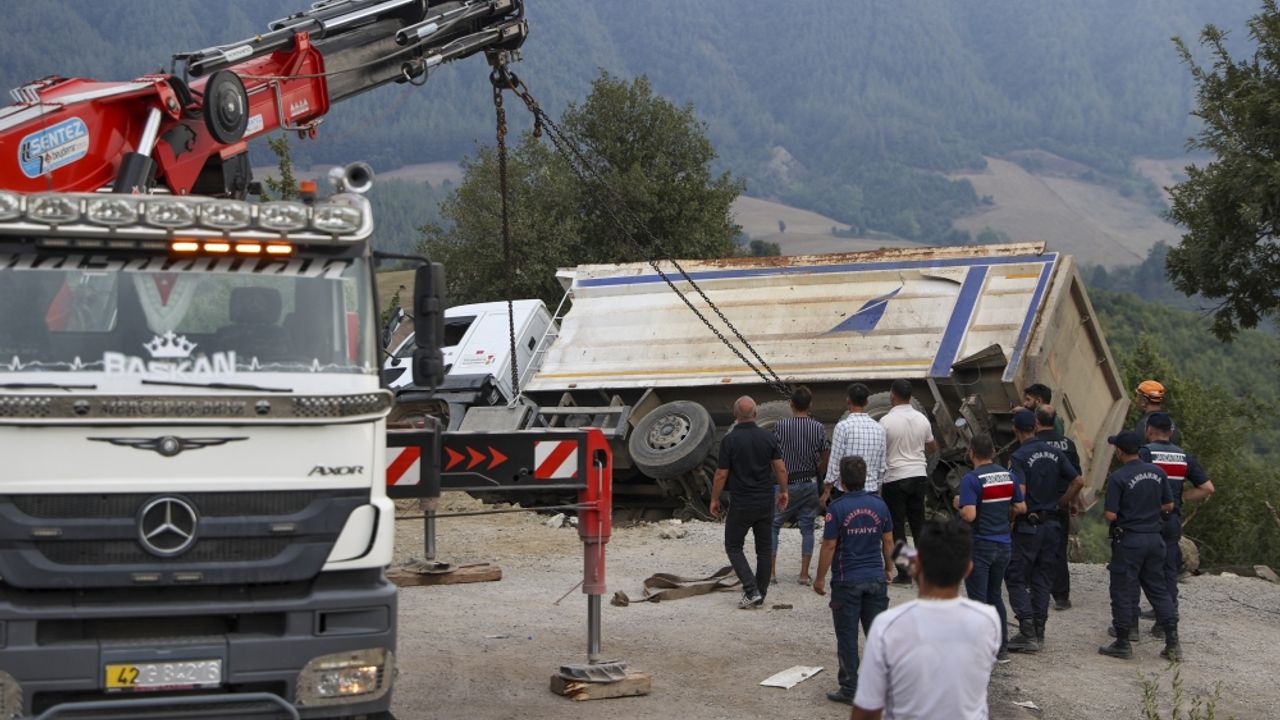 GÜNCELLEME 6 - Kahramanmaraş'ta freni boşalan kamyon cenaze için toplanan kişilerin arasına daldı