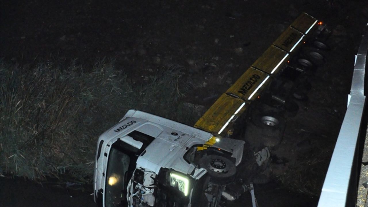 Mersin'de çaya devrilen tırın sürücüsü yaralandı