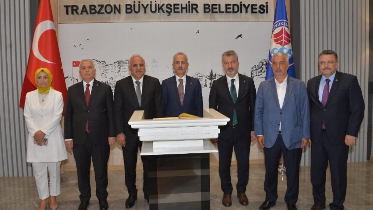 Bakan Uraloğlu Trabzon Büyükşehir’i ziyaret etti