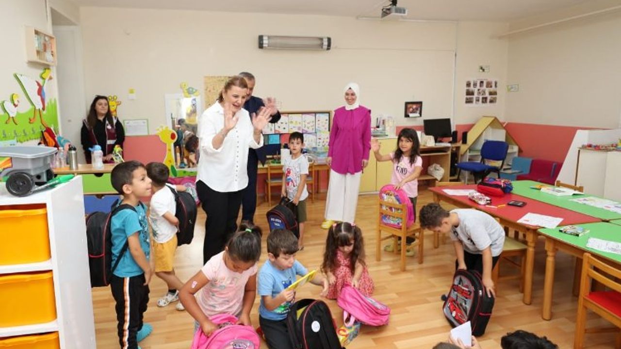 İzmit'te Başkan Hürriyet, öğrencileri hediyelerle sevindirdi
