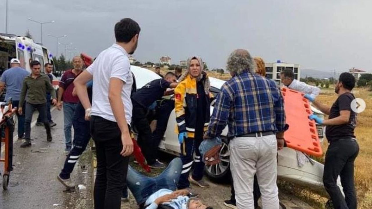 Antalya'da iki otomobilin çarpıştığı kazada 1 kişi öldü, 5 kişi yaralandı