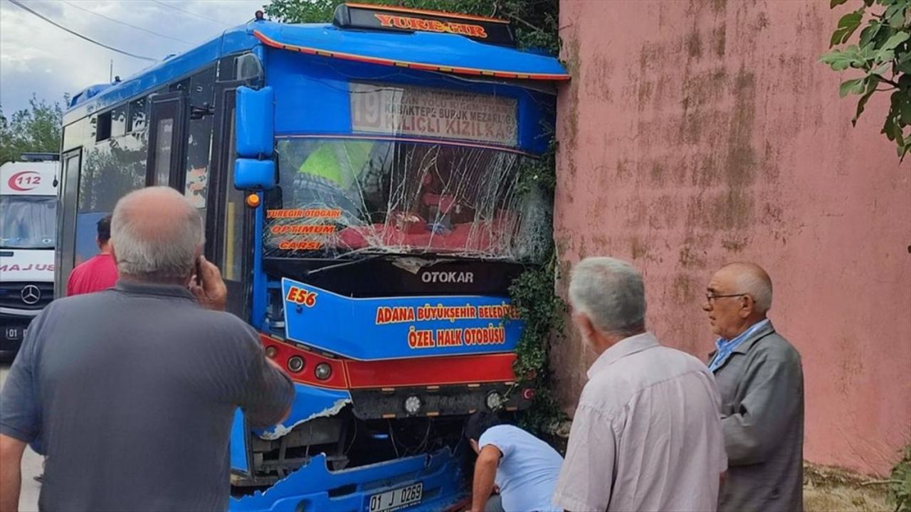 Adana'da evin duvarına çarpan halk otobüsündeki 8 kişi yaralandı