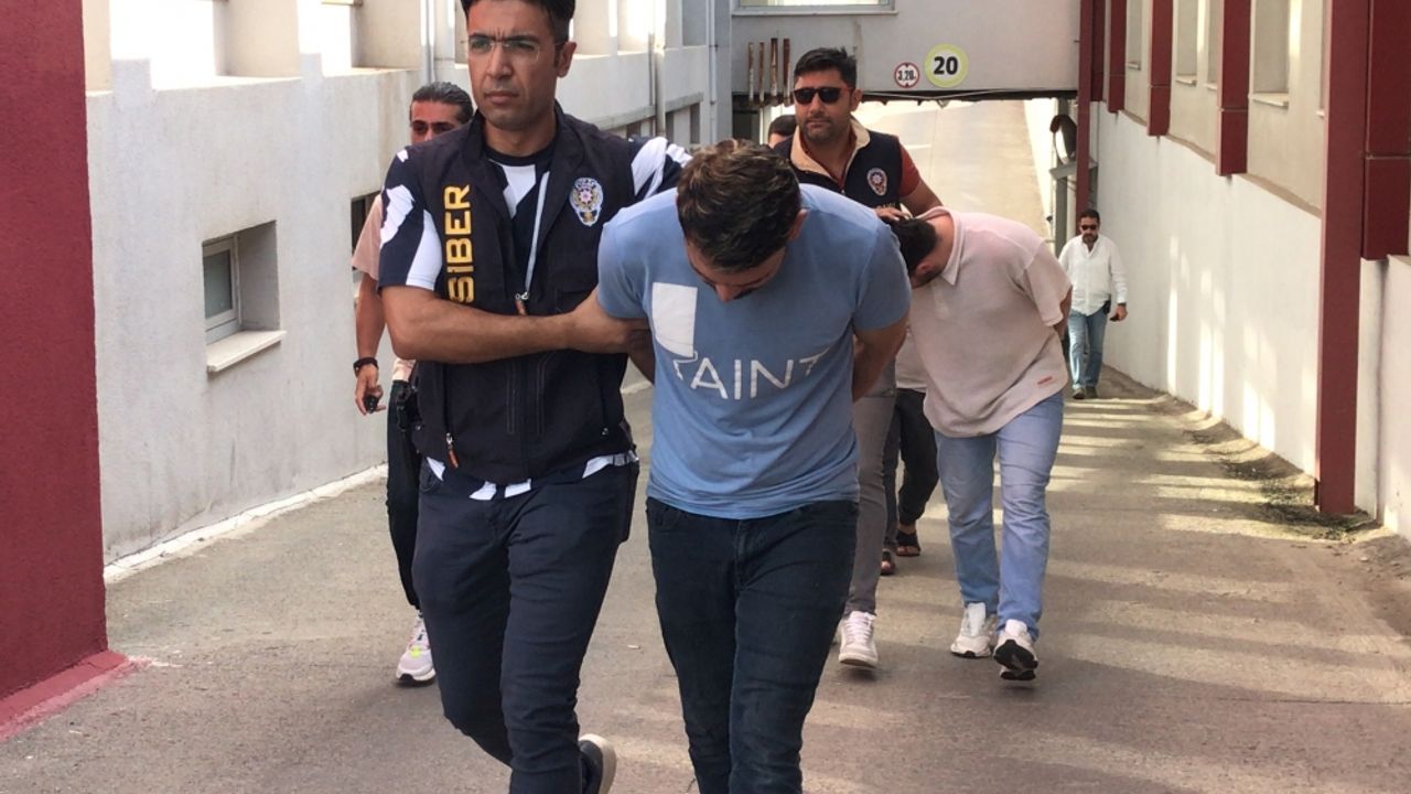 Adana'da "siber hırsızlık" operasyonunda yakalanan 4 zanlıdan 3'ü tutuklandı