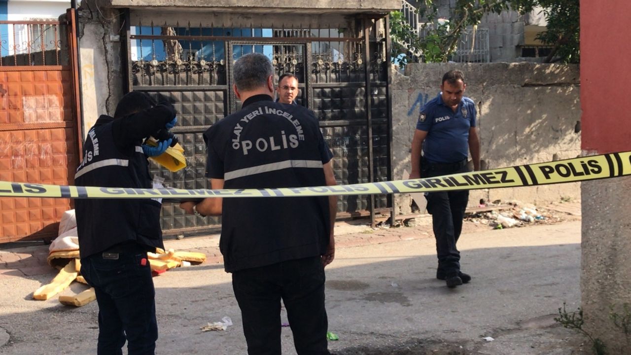 Adana'da sokakta çıkan silahlı kavgada evin terasındaki çocuk vuruldu