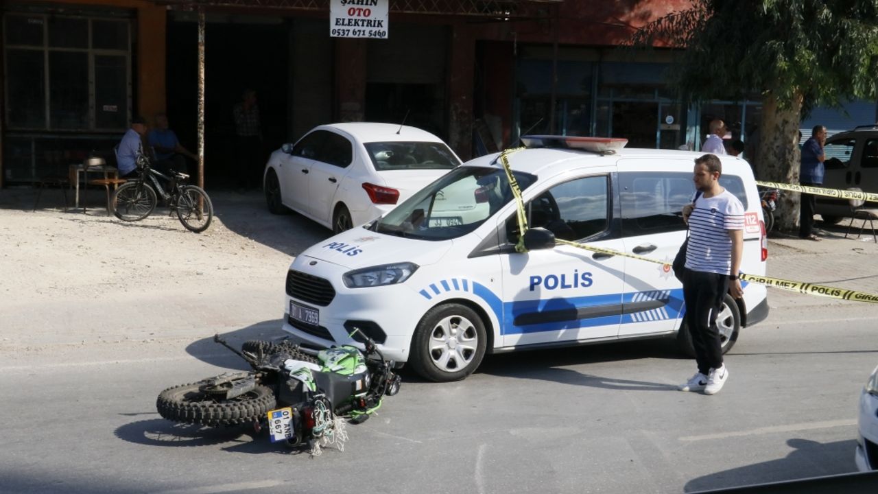 Adana'da yayaya ve minibüse çarpan motosikletin sürücüsü öldü