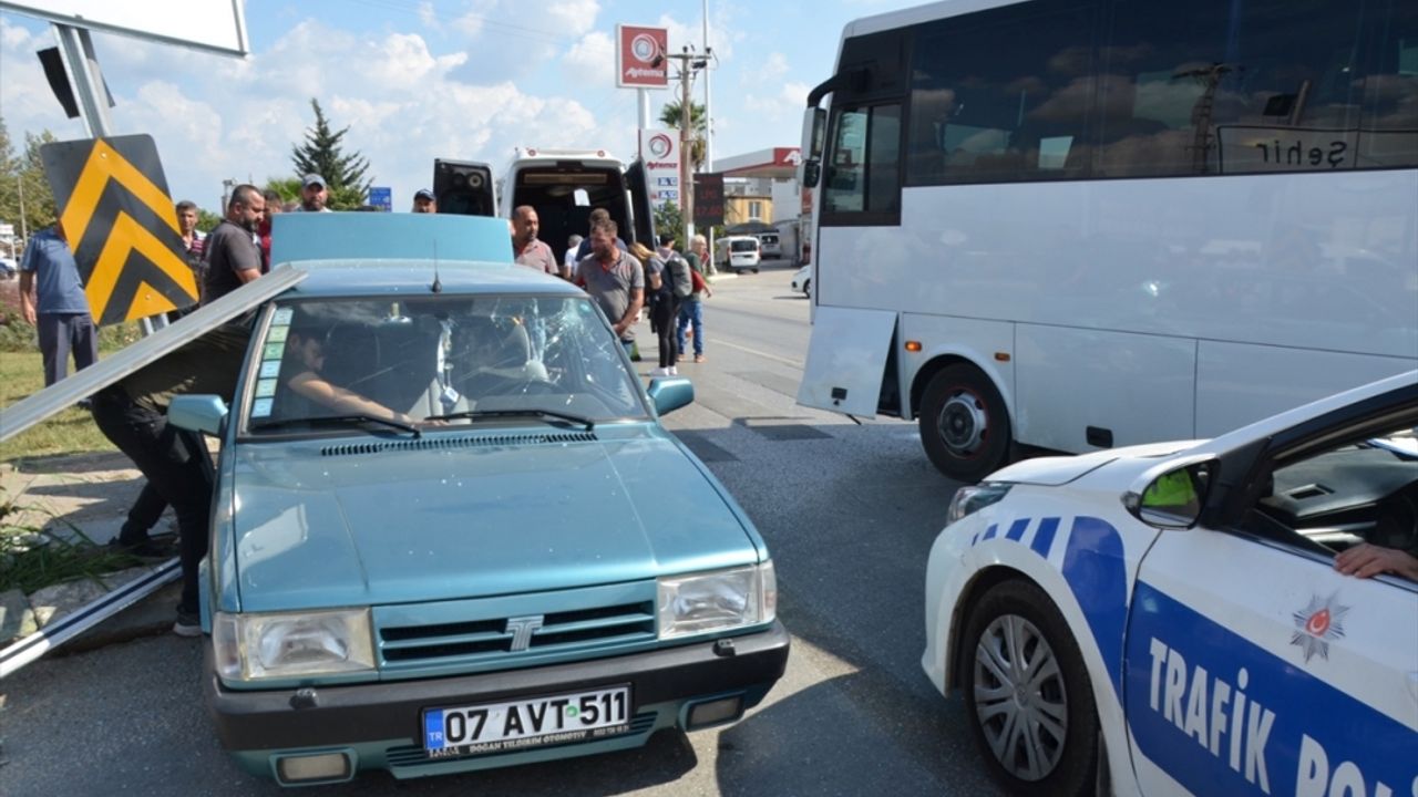 Antalya'da tur midibüsüyle otomobilin karıştığı kazada 1 kişi yaralandı