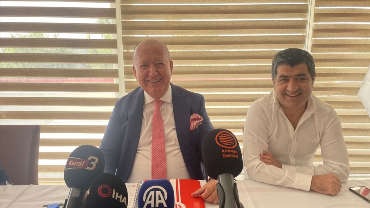 Antalyaspor Vakfı Başkanı Gültekin Gencer, gazetecilerle bir araya geldi: